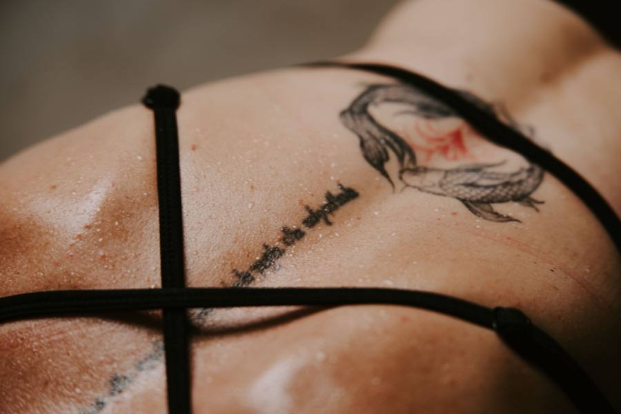 Détail tatouage et sangle