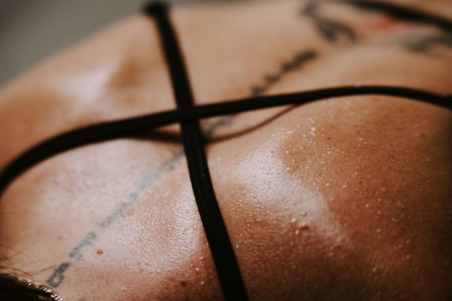 Détail tatouage et sangle