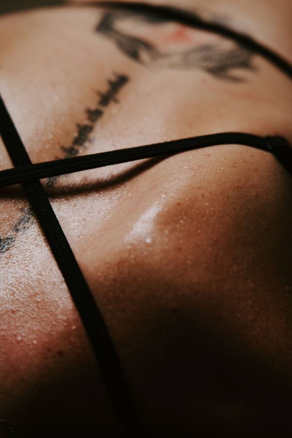 Détail tatouage et sangle